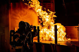 ¡Héroe en el fuego! Rescatan a hombre entre llamas en casa del Centro de Monterrey