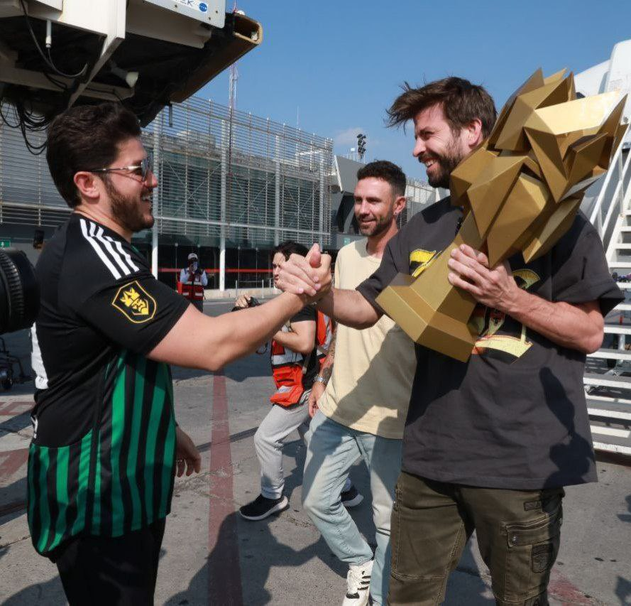 ¡Encuentro de Titanes en Monterrey! Samuel García da la bienvenida a Piqué y Layún